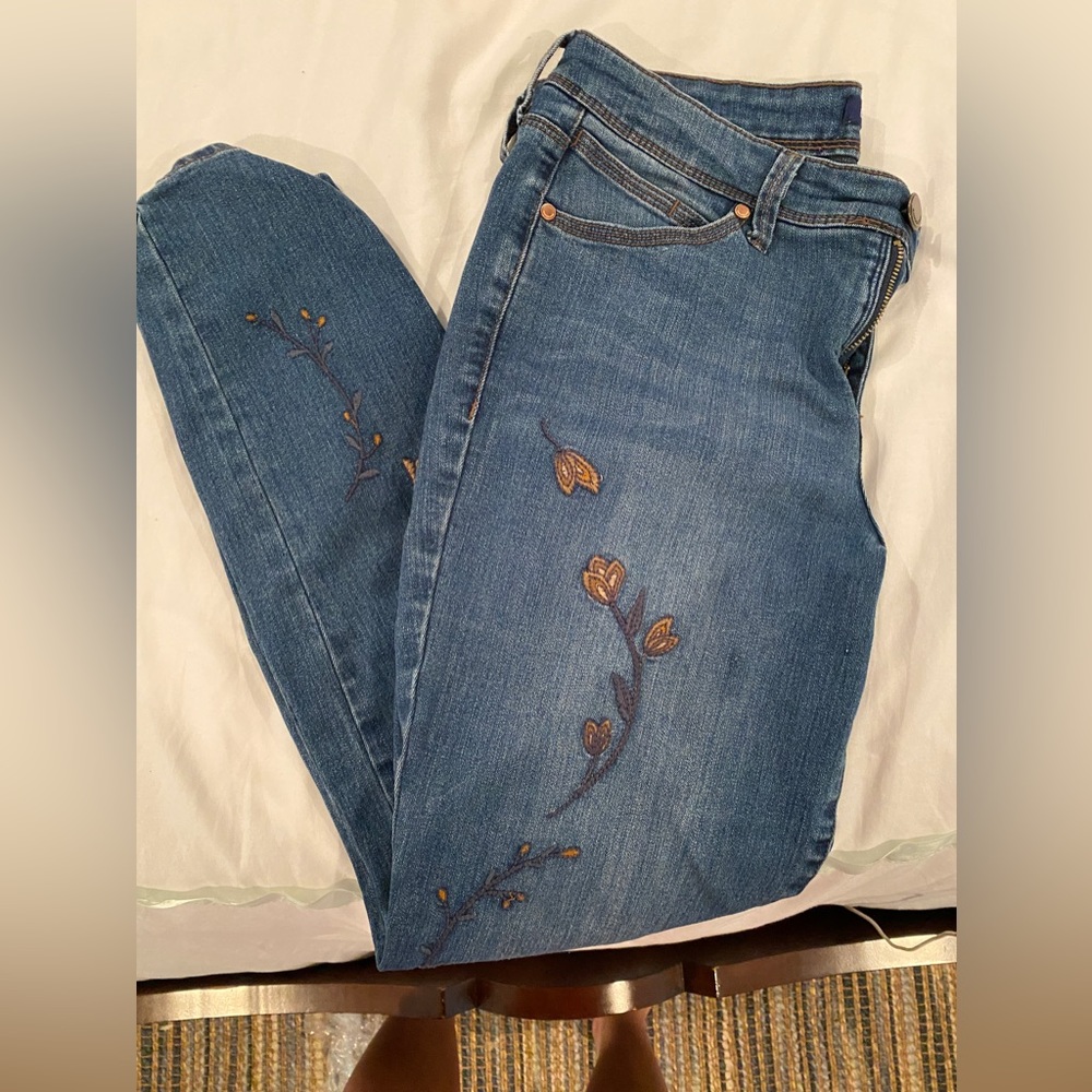 Embroidered leg jeans